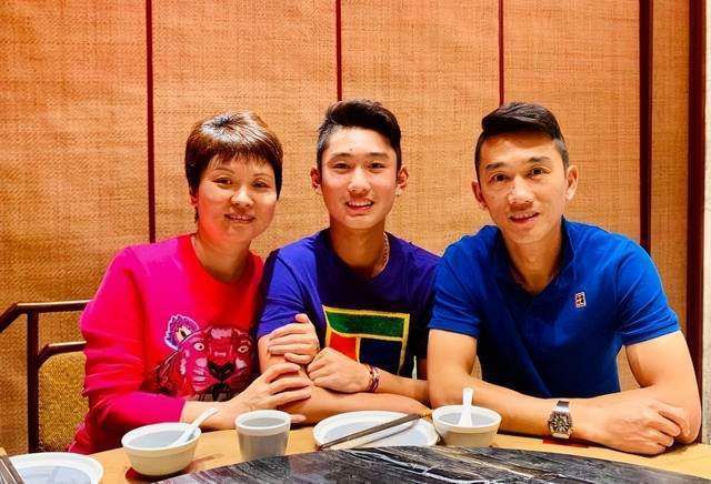 一众手下也没回过神来去仔细思考这其中的实力差距，她们眼看老大吃了亏，又听到老大的吩咐，脑子一热，便一窝蜂的冲向了那个年轻女孩。